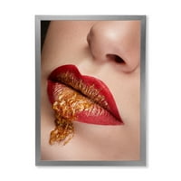 Dizajnerska umjetnost usne izbliza sa zlatnom i crvenom šminkom uokvireni moderni umjetnički tisak