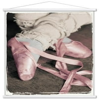 Noge djevojke u ružičastim baletnim papučama zidni plakat s drvenim magnetskim okvirom, 22.375 34